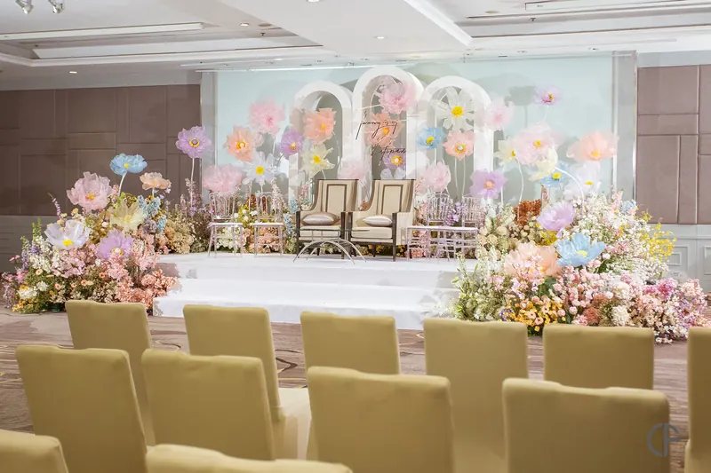 เวทีพาสเทลกับดอกไม้กระดาษยักษ์