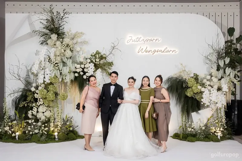 ครอบครัวถ่ายรูปหน้าฉากขาวเขียว
